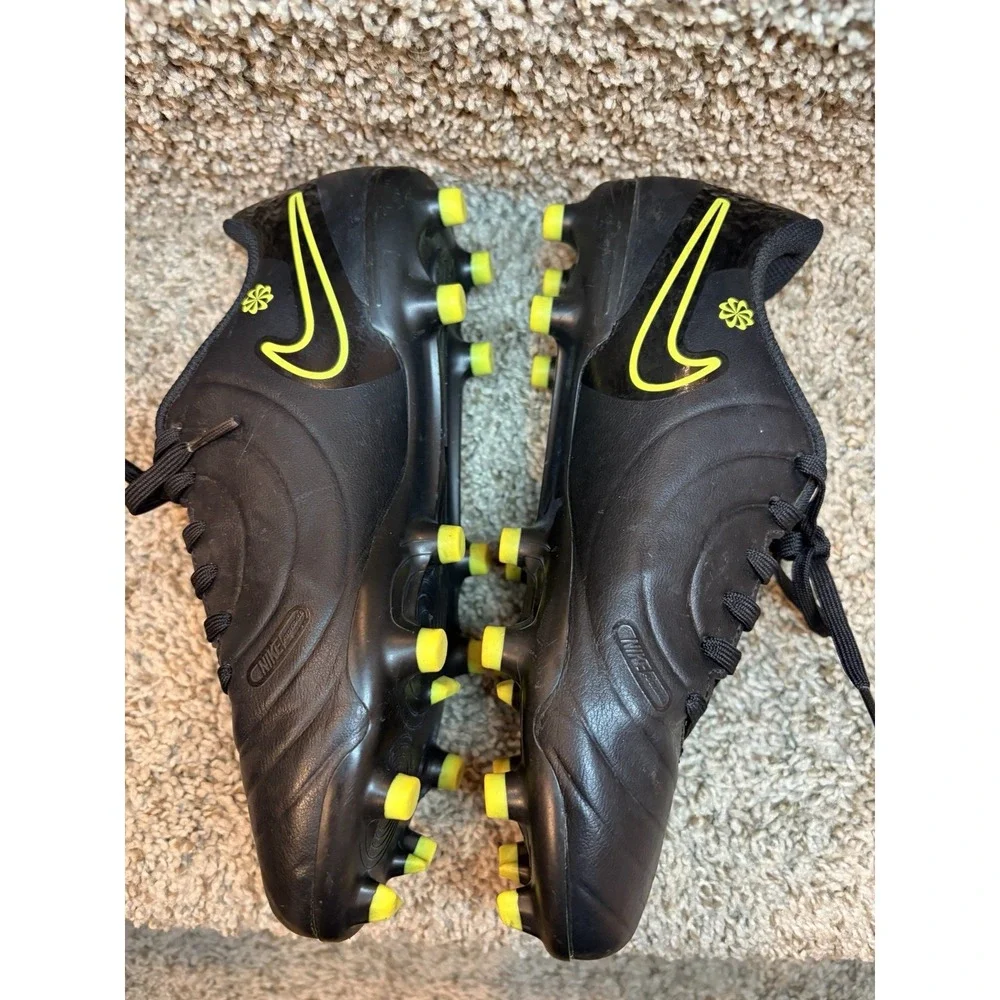 Nike Jr. Tiempo Legend 10 Club firm ground soccer cleats 5Y black new cond